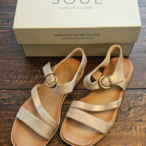 Naturalizer Sandal 8.5 wide width gold jayvee